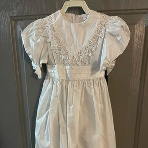Girls size 5 white dress. (New)